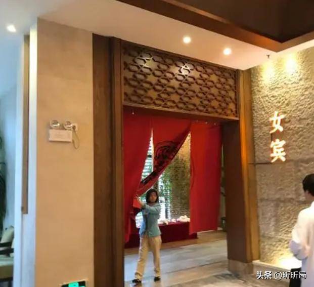 子误入女宾区洗浴中心赔偿解释pg电子入口女子裸身涂乳液男(图4)