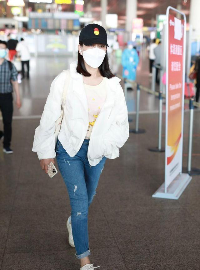 照曝光白外套配牛仔裤美翻！pg电子平台马苏机场素颜