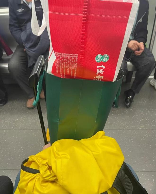 底摊牌了！老穷风成新时尚穷得从从容容pg电子免费模拟器不装了这届中产彻(图8)